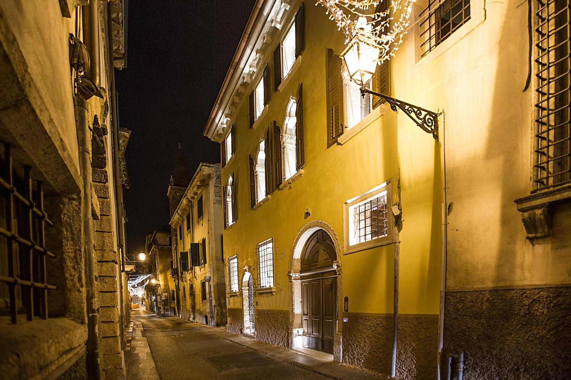 Residenza Palazzo Brenzoni Apartment เวโรนา ภายนอก รูปภาพ